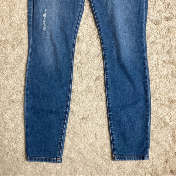 cAbi Distressed Skinny Curvy Medium Wash Jeans Size 8 in EUC - Picture 3 of 11